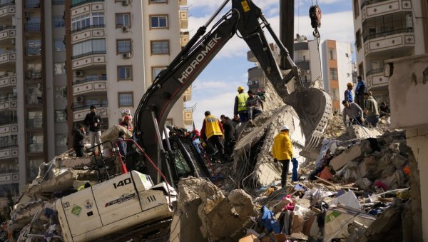 НОВО ЧУДО У ТУРСКОЈ: Мушкарац извучен из рушевина 11 дана после од разорног земљотреса