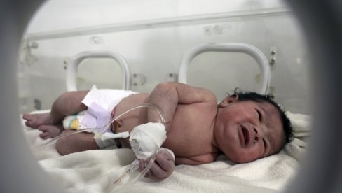 KONAČNO U RODITELJSKOM ZAGRLJAJU I TOPLOM DOMU: Napokon usvojena beba pronađena ispod ruševina u Siriji