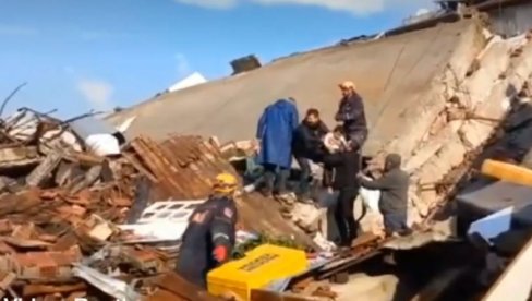 ЗАГРЉАЈИ И СУЗЕ: Извлачење преживелих и настрадалих из рушевина у турској Антакији (ВИДЕО)
