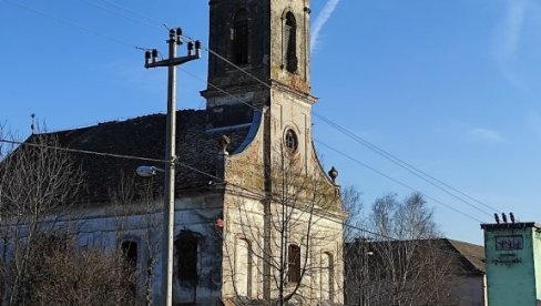 ДОТРАЈАЛИ ХРАМ УГРОЖАВА И ЂАКЕ: Са торња Реформатске цркве у Сивцу отпадају делови
