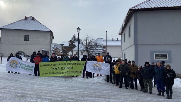 НЕ ЖЕЛЕ НАТО ВОЈНИКЕ НА СИЊАЈЕВИНИ:  Протест грађана пред касарном у Колашину                                                  