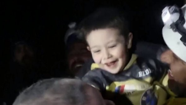 ОСМЕХ КОЈИ ЈЕ РАЗНЕЖИО ЦЕО СВЕТ: Погледајте радост дечака који је извучен из рушевина након 30 сати (ВИДЕО)