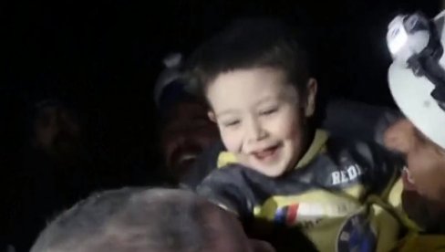 OSMEH KOJI JE RAZNEŽIO CEO SVET: Pogledajte radost dečaka koji je izvučen iz ruševina nakon 30 sati (VIDEO)