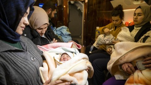 ЕРДОГАН ПОСЛАО СВОЈ АВИОН: Најпотреснија слика из Турске - 16 беба пребачено на сигурно, све су остале сирочићи у земљотресу (ФОТО)