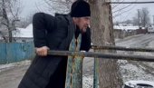 „ПОПАДАЊЕ“ УСРЕД ЗИМЕ: Свештеник вежба у мантији на снегу (ВИДЕО)
