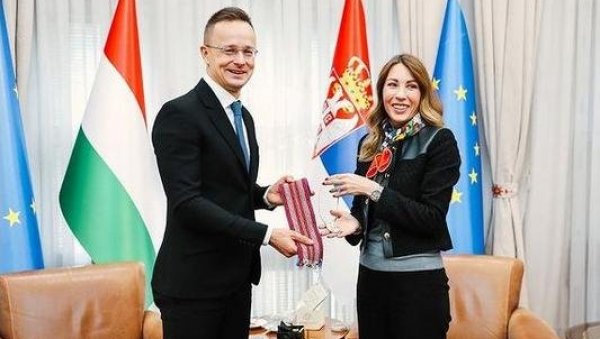 ОГРЛИЦА И ЏЕМ:  Министарка Ђедовић добила поклон од Сијарта