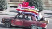 ОДУШЕВИО ЦЕЛИ СВЕТ: Претрпаним старим аутом кренуо помоћи Турској (ФОТО)