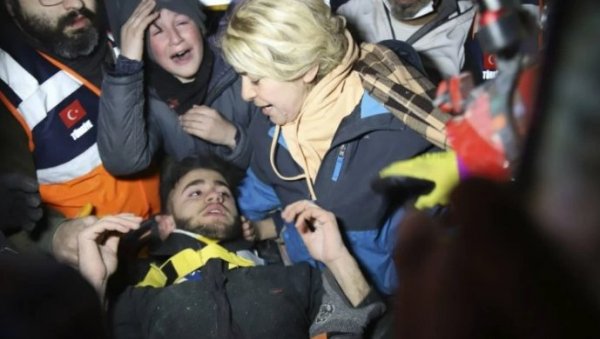 ПОТРЕСНО! ТИНЕЈЏЕР ЧЕТИРИ ДАНА ПРЕЖИВЕО ИСПОД РУШЕВИНА: Ево како је младић извучен након земљотреса у Турској (ВИДЕО)