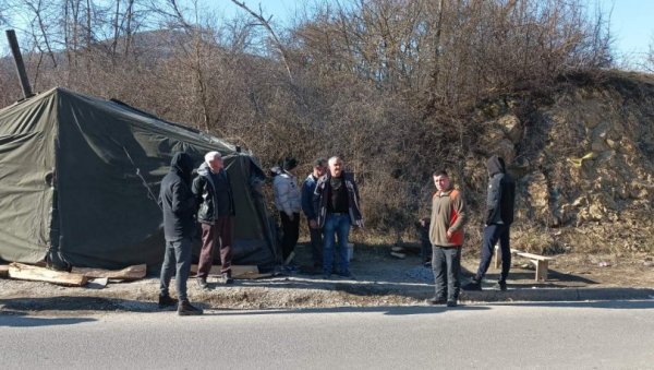 ПОСТАВИЛИ ШАТОРЕ И НАТПИС ОВО ЈЕ СРБИЈА: Мештани Дрена у општини Лепосавић и даље се смењују на протесту