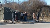 ПОСТАВИЛИ ШАТОРЕ И НАТПИС ОВО ЈЕ СРБИЈА: Мештани Дрена у општини Лепосавић и даље се смењују на протесту