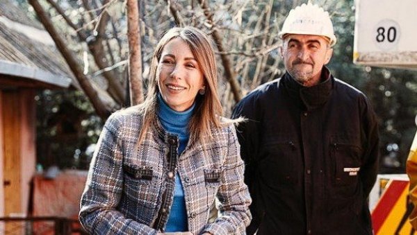 УЗ ПОМОЋ ДРЖАВЕ ПОСТАВИЛИ СОЛАРНЕ ПАНЕЛЕ: Министарка Ђедовић обишла породицу Стевановић у Лебану (ФОТО)