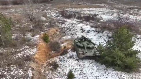 VEŽBE U RATNIM USLOVIMA: Posade ruskih tenkova T-80BVM vežbaju gađanje (VIDEO)
