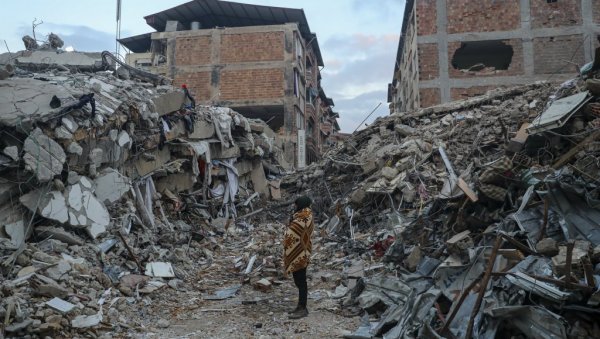 ЈОШ ЈЕДНО ЧУДО У ТУРСКОЈ: Из рушевина извучена двомесечна беба након 5 дана