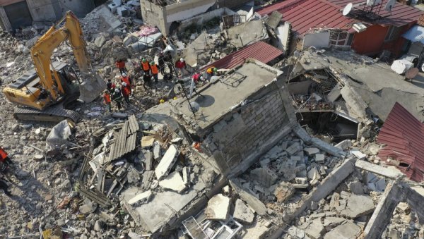 НЕСТВАРНИ СНИМЦИ ИЗ ВАЗДУХА: Ово село у Турској земљотрес је буквално преполовио (ВИДЕО)