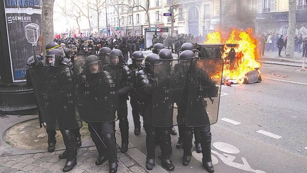 СУКОБ ПОЛИЦИЈЕ СА ДЕМОНСТРАНТИМА У ПАРИЗУ: Црни блокови ступили у акцију у Француској