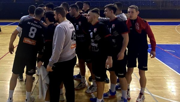 ПРАЗНИХ ШАКА ИЗ ШУМИЦА: Звезда победила Раднички у рукометном дербију