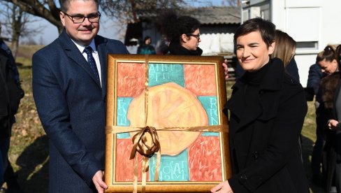 POKLON ZA PREMIJERKU Ana Brnabić dobila dar u Caričinom gradu