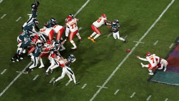 ЧИФСИ ПРЕОКРЕТОМ ДО ТРОФЕЈА ВИНС ЛОМБАРДИ: Титула у режији феноменалног Махомса, браћа Келс ушла у историју (ФОТО)