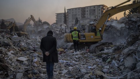 TUŽNE VESTI IZ TURSKE: Preminulo dete koje je danas izvučeno iz ruševina, nakon što je u njima provelo 296 sati