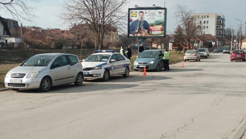 ВОЗИО СА 2,03 ПРОМИЛА АЛКОХОЛА У КРВИ: Полиција искључила из саобраћаја возача мазде