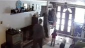 ПРВИ СНИМАК ЗЕМЉОТРЕСА У РУМУНИЈИ: Панично зграбили дете и излетели на улицу (ВИДЕО)