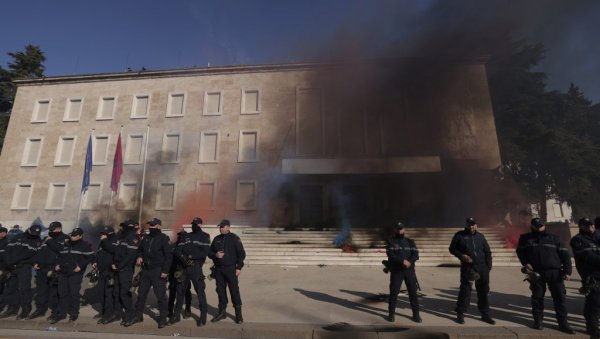 ХАОС У АЛБАНИЈИ: Сукоб полиције и демонстраната испред парламента, Бериша опет изазива немире