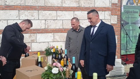 ISTINA JE U VINU, A ISTINA JE DA POSTOJIMO NA OVIM PROSTORIMA: Sajam vina u porti Crkve Svetog Dimitrija u Kosovskoj Mitrovici