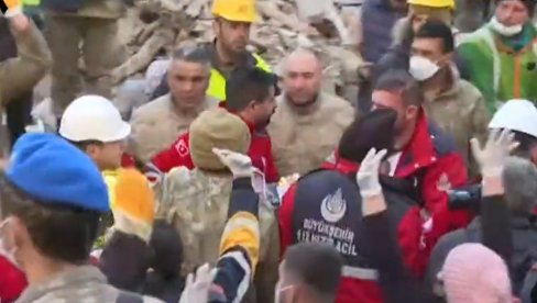 PROVELI U MRAKU RUŠEVINA OSAM DANA: Muž i žena spaseni u Turskoj, zagrlili svoje heroje, pa zaplakali od sreće (VIDEO)