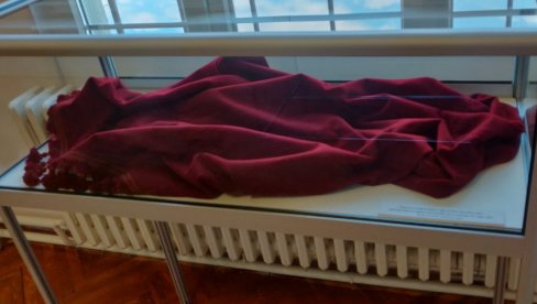ОВА СРПСКА ВЛАДАРКА ЈЕ УБИЈЕНА И БАЧЕНА СА БАЛКОНА: Завеса у којој је било њено тело од сутра у Александровцу (ФОТО)