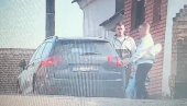 SPAKOVALI KARABIN U AUTO: Pogledajte kako je pripadnik Narodnih patrola krenuo na skup protiv Vučića (VIDEO)