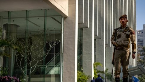 JEDAN POLICAJAC JE POGINUO, A 13 OSOBA JE POVREĐENO: Nestreća u luna parku u Indiji