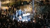 SKANDAL ISPRED PREDSEDNIŠTVA: Vučiću prete smrću na protestu u Beogradu - Zašto tužilaštvo i policija ne hapse za pretnje linčom (FOTO/VIDEO)