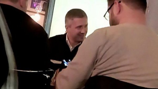 ОБРАДОВИЋ У ПИВНИЦИ ДОК ЊЕГОВИ ЛУДУЈУ ИСПРЕД ПРЕДСЕДНИШТВА: Наздрављао док су екстремисти правили хаос (ФОТО)