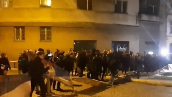 Ο ΠΡΟΕΔΡΟΣ ΑΠΕΙΛΕΙ ΝΑ ΣΚΟΤΩΣΕΙ ΤΟΝ ΠΡΟΕΔΡΟ ΣΤΗ ΣΥΝΕΔΡΙΑΣΗ: Ενοχλητικά βίντεο από τη διαμαρτυρία των εξτρεμιστών - Ο Βούτσιτς είναι ξεκάθαρος: Θα διατηρήσουμε την ειρήνη