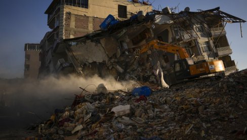 BORBA ZA TRI ŽIVOTA U TURSKOJ: Spasioci ne odustaju, nakon 12 dana od zemljotresa čuli zvuk iz ruševina