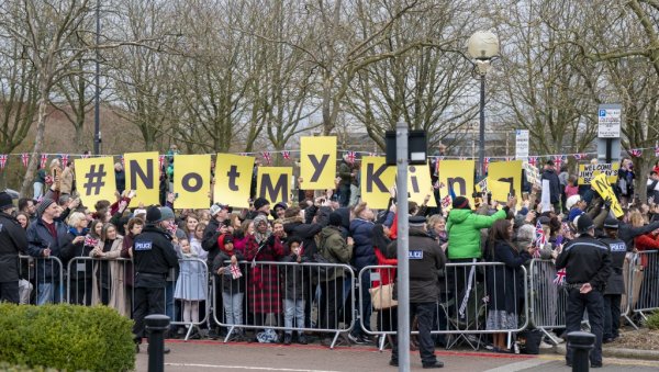 НИЈЕ МОЈ КРАЉ: Демонстранти непријатно дочекали Чарлса у Бекингемширу