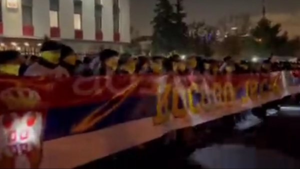 МОСКВА ГРМЕЛА У ЧАСТ СРБИЈЕ: Руски навијачи се окупили на дан независности тзв. Косова (ВИДЕО)