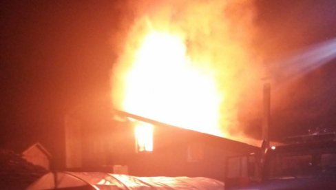 ПЛАМЕН СЕ ВИДЕО СА СВИХ СТРАНА: Велики пожар у лозничком насељу Клупци (ФОТО)