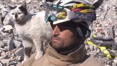 НЕ ЖЕЛИ ДА СЕ ОДВОЈИ ОД СВОГ ХЕРОЈА: Из рушевина у Турској спасао мачку, па добио пријатеља за цели живот (ВИДЕО)