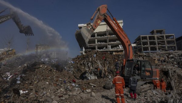 ВИШЕ ОД 350.000 ТРУДНИЦА ТРЕБА МЕДИЦИНСКУ ПОМОЋ: Спасавање у Турској приводи се крају, машине свакодневно чисте рушевине