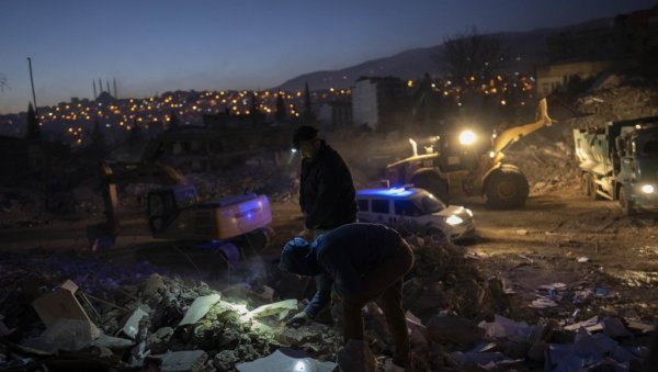 ТРАГА СЕ ЗА ЗАТРПАНИМА: Спасене три особе из рушевина зграда у Антакији