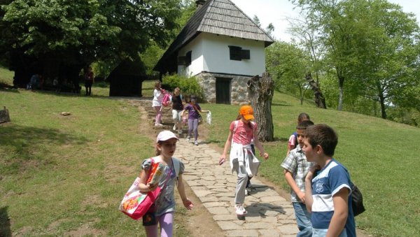 НЕГОВАЊЕ КУЛТУРЕ: Међународни дан матерњег језика у Вуковом Тршић