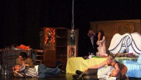 ИНТЕРЕСОВАЊЕ ЗА „ШЕKСПИРА“ И „KОKОШKУ“ НЕ ЈЕЊАВА: Представе Градског позоришта из Јагодине и даље драге публици  (ФОТО)