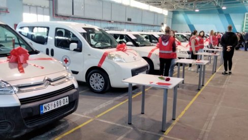 БРЖЕ ДО НАЈУГРОЖЕНИЈИХ ПОРОДИЦА : Организацијама Црвеног крста у Војводини данас уручена 23 аутомобила