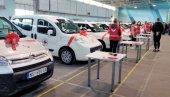 BRŽE DO NAJUGROŽENIJIH PORODICA : Organizacijama Crvenog krsta u Vojvodini danas uručena 23 automobila
