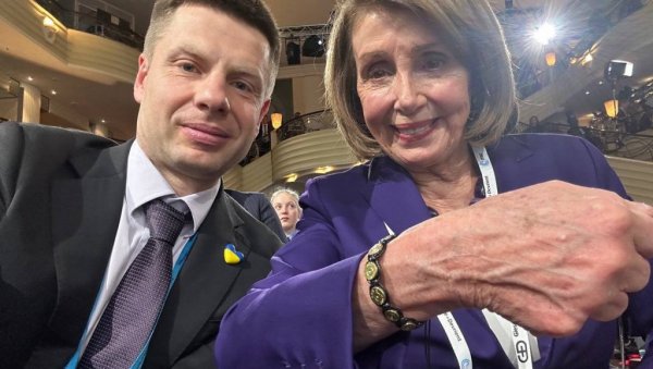 БИЗАРНО: Украјински посланик поклонио Ненси Пелоси наруквицу од украјинских чаура (ФОТО)