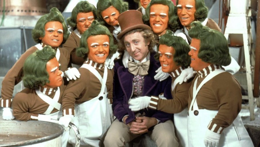 Džin Vajlder sa patuljcima Umpa-Lumpasima u filmu "Vili Vonka i fabrika čokolade"