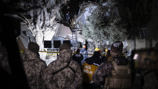 ИСКАКАЛИ КРОЗ ПРОЗОРЕ ИЗ СТРАХА ДА НЕ ОСТАНУ ЗАТРПАНИ: Погинуло 11 људи у синоћним земљотресима широм Турске и Сирије