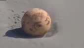 OTKRIVENO POREKLO MISTERIOZNE KUGLE? Čudna gvozdena kugla prečnika gotovo dva metra dospela na japansku plažu