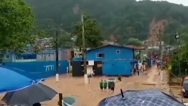 НА САМО НЕКОЛИКО КИЛОМЕТАРА ОД СЈАЈА КАРНЕВАЛА: Поплаве носе све пред собом, потресни призори из Бразила (ВИДЕО)